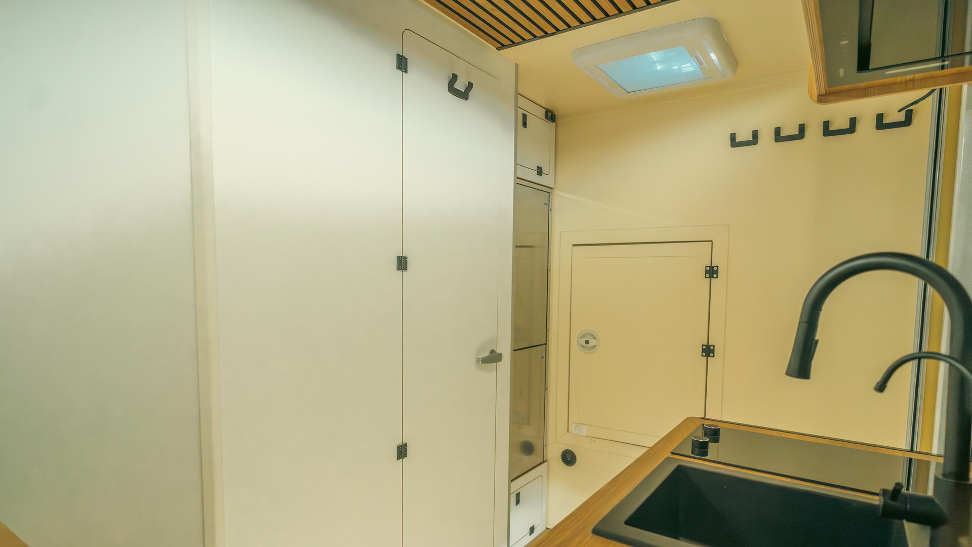 (Foto/Video) Case de până la 150.000 de euro, construite pe roți la Brașov. Pot funcționa două săptămâni fără apă sau curent 5 (Foto/Video) Case de până la 150.000 de euro, construite pe roți la Brașov. Pot funcționa două săptămâni fără apă sau curent 5