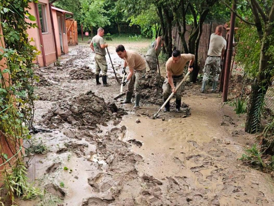(Foto/Video) DN 1 spre Brașov, blocat de apă, astăzi, în două locuri. Militari au fost trimiși la intervenții 4 (Foto/Video) DN 1 spre Brașov, blocat de apă, astăzi, în două locuri. Militari au fost trimiși la intervenții 4