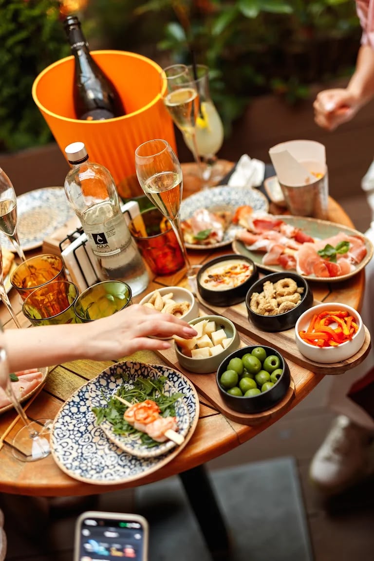 (Foto) Un nou local cu atmosferă italiană s-a deschis în centrul Brașovului. Cocktailuri, Prosecco și gelato artizanal 3 (Foto) Un nou local cu atmosferă italiană s-a deschis în centrul Brașovului. Cocktailuri, Prosecco și gelato artizanal 3