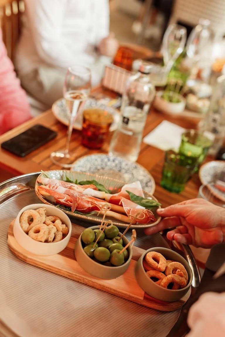 (Foto) Un nou local cu atmosferă italiană s-a deschis în centrul Brașovului. Cocktailuri, Prosecco și gelato artizanal 2 (Foto) Un nou local cu atmosferă italiană s-a deschis în centrul Brașovului. Cocktailuri, Prosecco și gelato artizanal 2