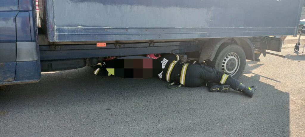 (Foto) Accident grav. O mamă cu copilul în brațe, prinsă sub o mașină de pâine. Băiețelul de un an și jumătate a fost scos viu de sub roți 2 (Foto) Accident grav. O mamă cu copilul în brațe, prinsă sub o mașină de pâine. Băiețelul de un an și jumătate a fost scos viu de sub roți 2