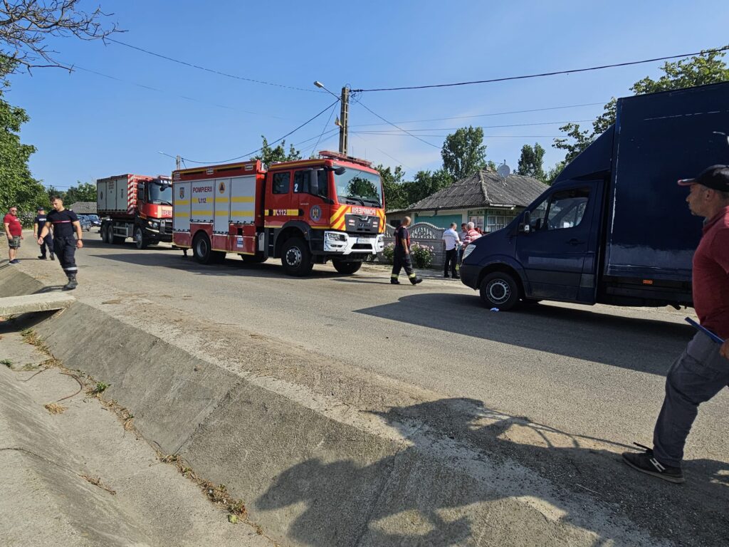 (Foto) Accident grav. O mamă cu copilul în brațe, prinsă sub o mașină de pâine. Băiețelul de un an și jumătate a fost scos viu de sub roți 3 (Foto) Accident grav. O mamă cu copilul în brațe, prinsă sub o mașină de pâine. Băiețelul de un an și jumătate a fost scos viu de sub roți 3
