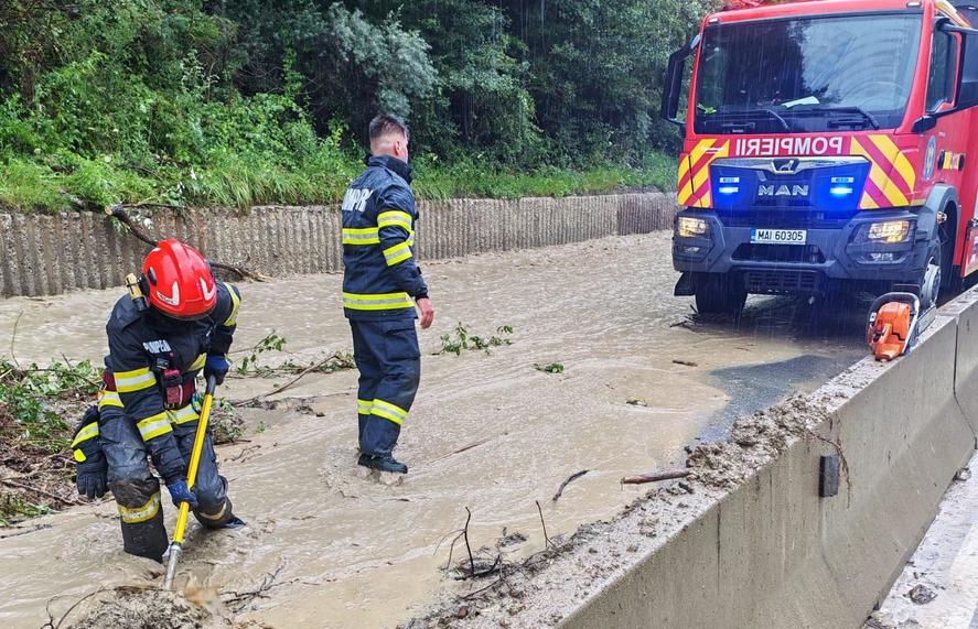 (Foto/Video) DN 1 spre Brașov, blocat de apă, astăzi, în două locuri. Militari au fost trimiși la intervenții 3 (Foto/Video) DN 1 spre Brașov, blocat de apă, astăzi, în două locuri. Militari au fost trimiși la intervenții 3