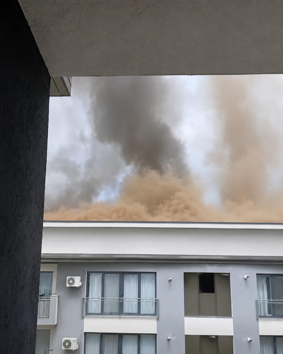 (Video) A dat foc la bloc după ce a încercat să repare acoperișul cu o butelie. 25 de persoane au fost evacuate 1 (Video) A dat foc la bloc după ce a încercat să repare acoperișul cu o butelie. 25 de persoane au fost evacuate 1