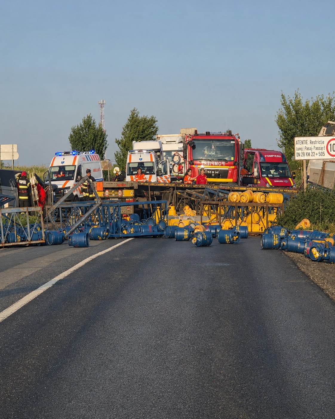 (Foto/Video) Maşină cu 5 pasageri, spulberată de un TIR cu 700 de butelii pe E85. Două femei și șoferul unui TIR cu sute de butelii au rămas încarcerați 1 (Foto/Video) Maşină cu 5 pasageri, spulberată de un TIR cu 700 de butelii pe E85. Două femei și șoferul unui TIR cu sute de butelii au rămas încarcerați 1