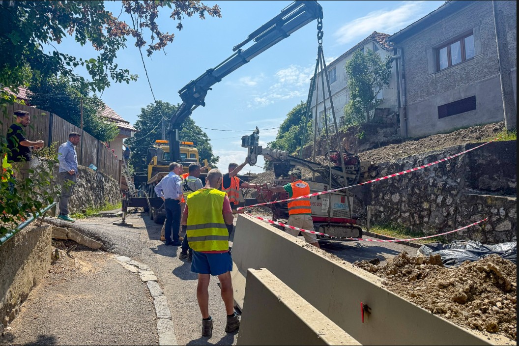 (Foto) Brașov. Strada Dobrogeanu Gherea a intrat în șantier. Lucrări urgente între Răcădău și centru 2 (Foto) Brașov. Strada Dobrogeanu Gherea a intrat în șantier. Lucrări urgente între Răcădău și centru 2