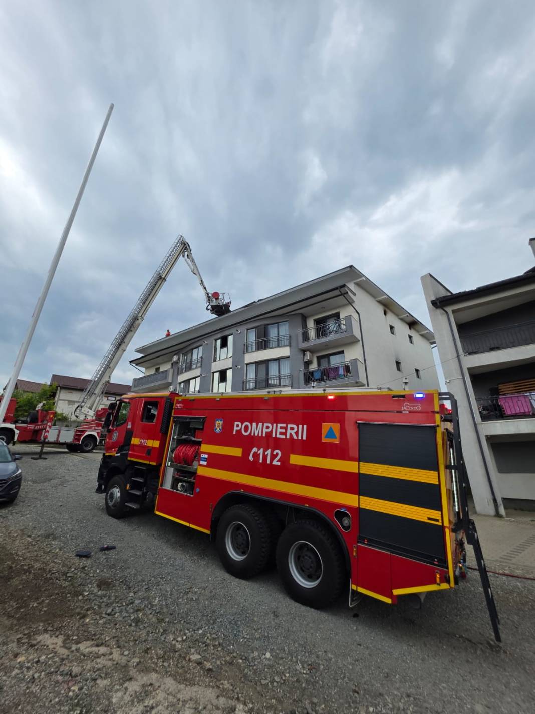 (Video) A dat foc la bloc după ce a încercat să repare acoperișul cu o butelie. 25 de persoane au fost evacuate 2 (Video) A dat foc la bloc după ce a încercat să repare acoperișul cu o butelie. 25 de persoane au fost evacuate 2
