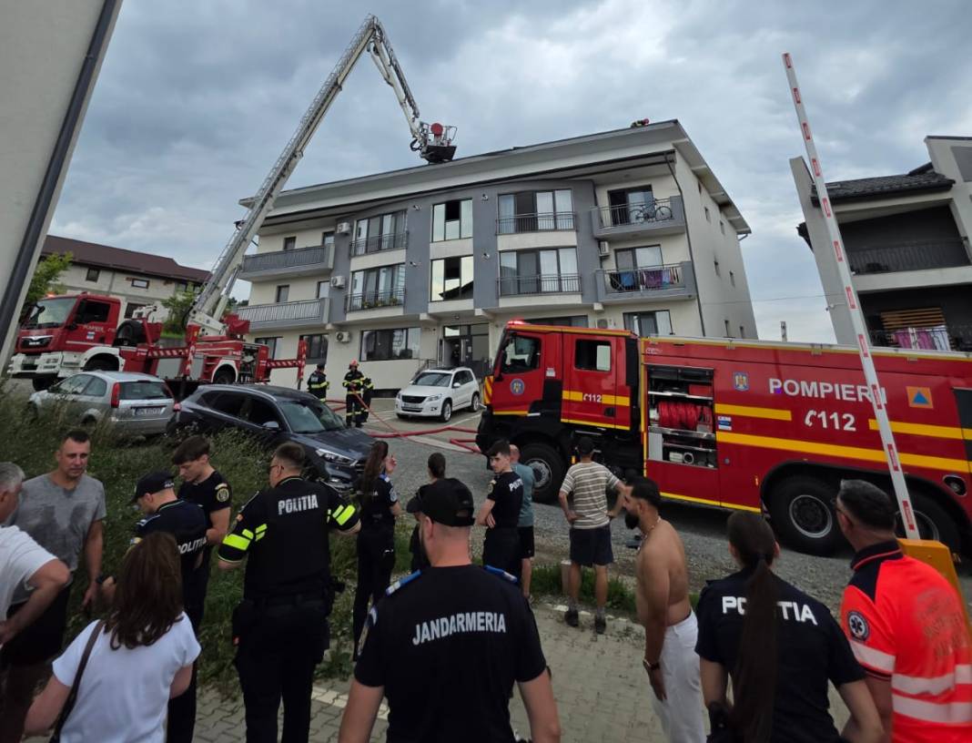 (Video) A dat foc la bloc după ce a încercat să repare acoperișul cu o butelie. 25 de persoane au fost evacuate 3 (Video) A dat foc la bloc după ce a încercat să repare acoperișul cu o butelie. 25 de persoane au fost evacuate 3