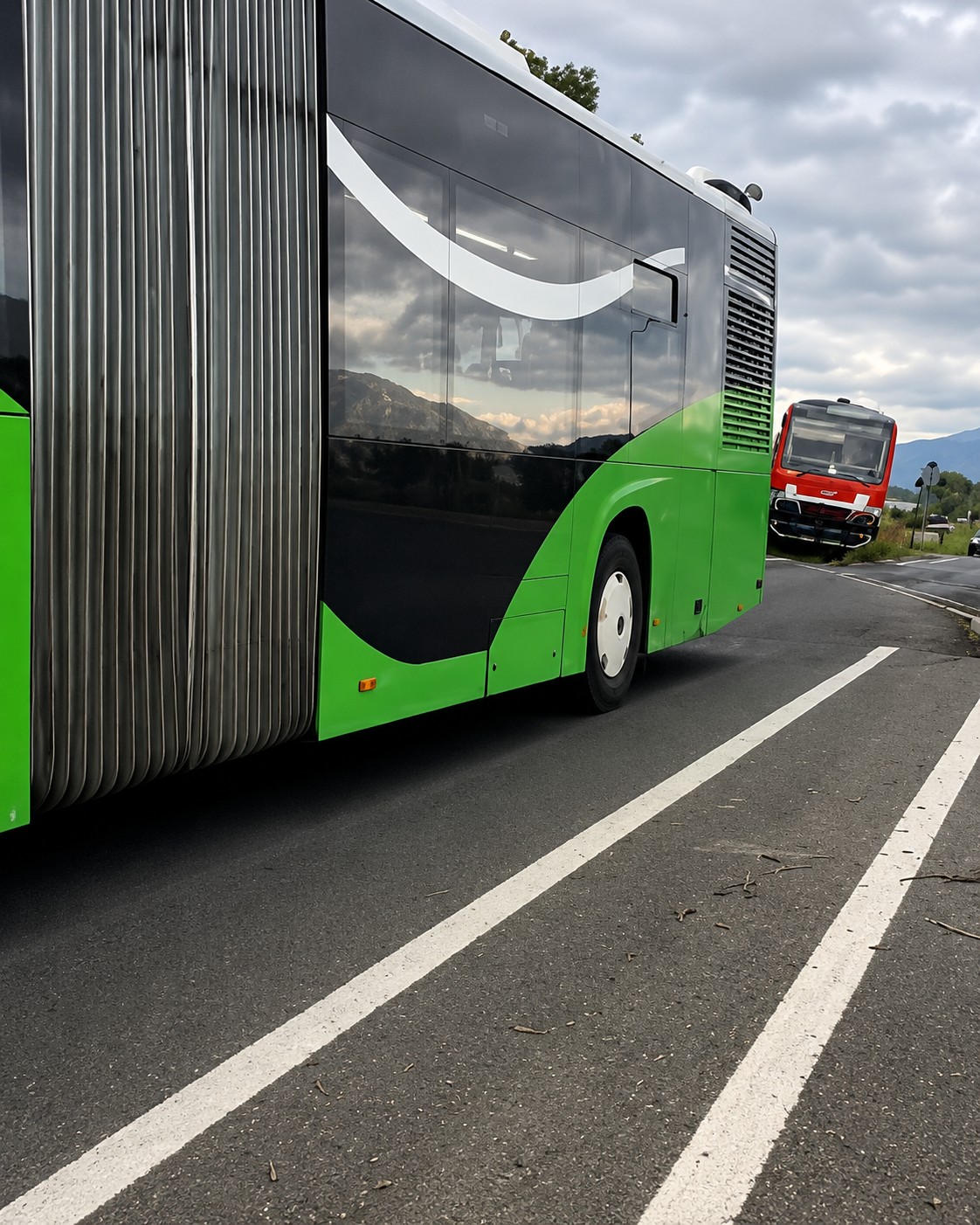 Brașov. Contradicții între Poliție și RATBV după ce un șofer RATBV era să fie lovit de tren: șoferul ar fi trecut pe roșu sau a intrat pe lumină albă? 1 Brașov. Contradicții între Poliție și RATBV după ce un șofer RATBV era să fie lovit de tren: șoferul ar fi trecut pe roșu sau a intrat pe lumină albă? 1