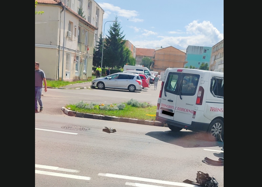 (Foto) Brașov. Tragedie pe DN1, la Codlea: un tânăr de 20 de ani a murit, iar fratele său geamăn a fost rănit 3 (Foto) Brașov. Tragedie pe DN1, la Codlea: un tânăr de 20 de ani a murit, iar fratele său geamăn a fost rănit 3