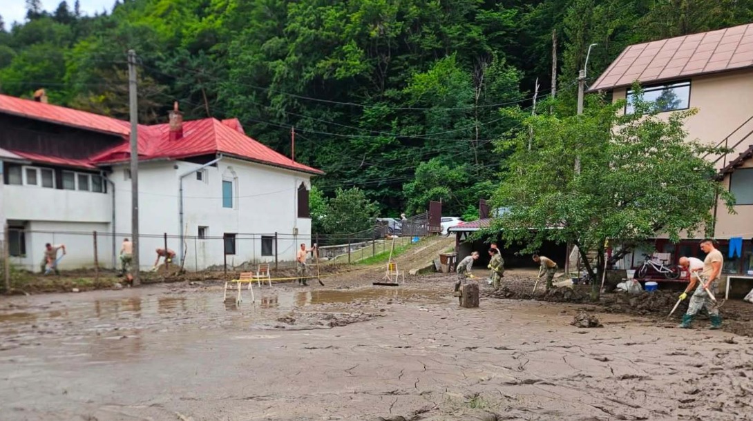 (Foto/Video) DN 1 spre Brașov, blocat de apă, astăzi, în două locuri. Militari au fost trimiși la intervenții 5 (Foto/Video) DN 1 spre Brașov, blocat de apă, astăzi, în două locuri. Militari au fost trimiși la intervenții 5