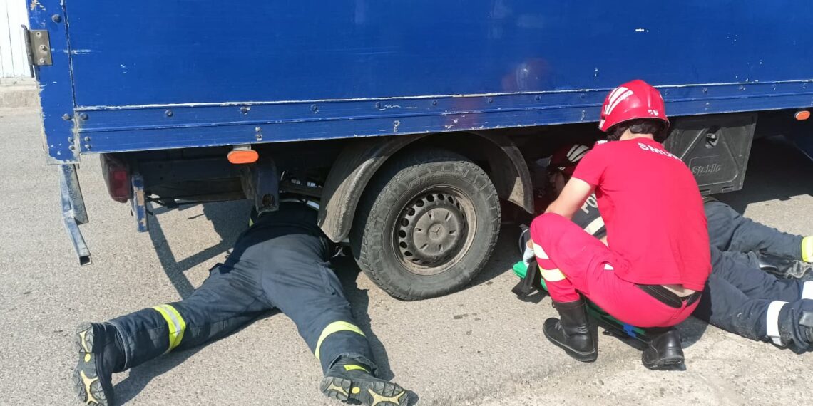 (Foto) Accident grav. O mamă cu copilul în brațe, prinsă sub o mașină de pâine. Băiețelul de un an și jumătate a fost scos viu de sub roți 1 (Foto) Accident grav. O mamă cu copilul în brațe, prinsă sub o mașină de pâine. Băiețelul de un an și jumătate a fost scos viu de sub roți 1
