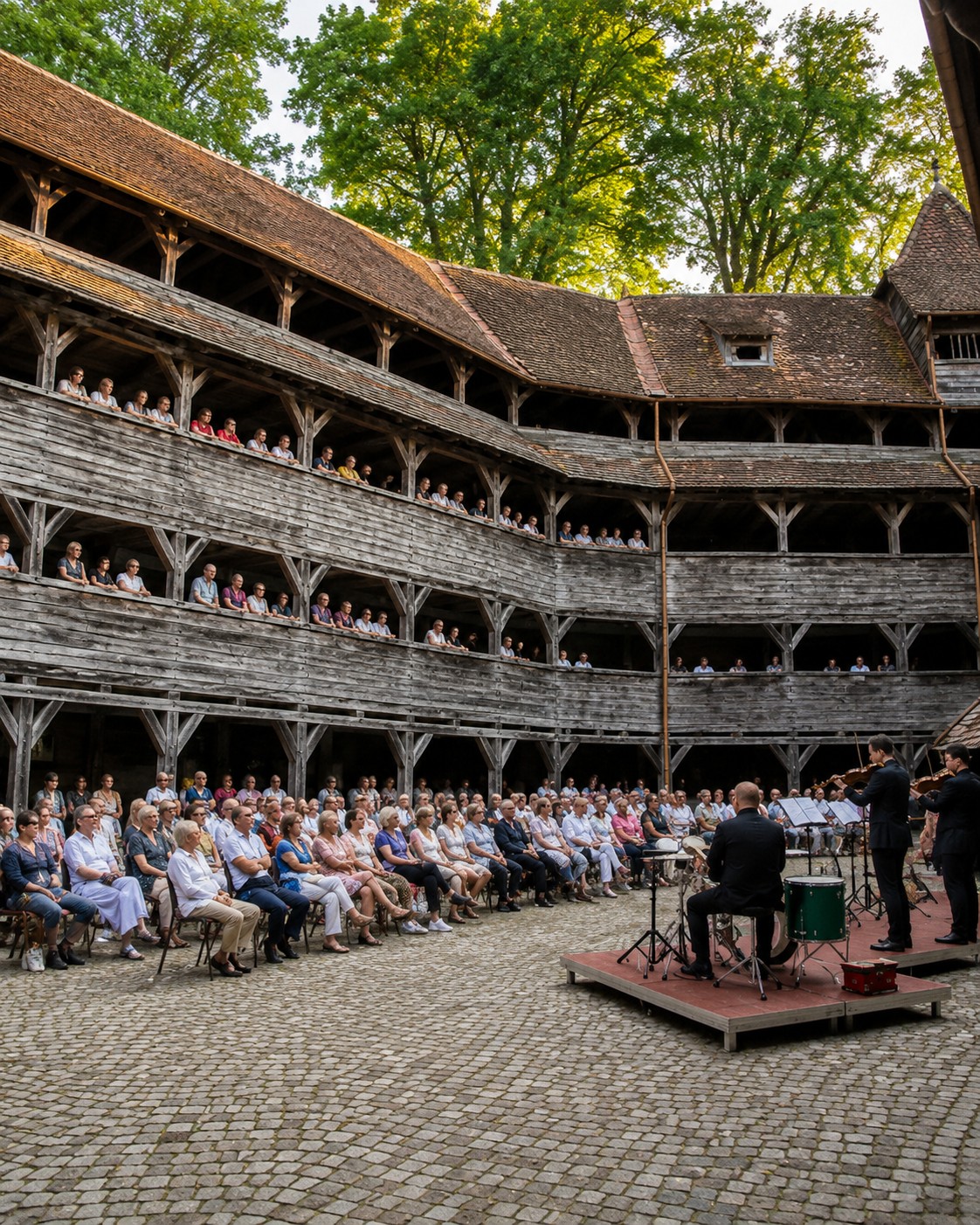 Patru seri de muzică sub cerul liber la Brașov: de la fado și percuție la jazz și operă 1 Patru seri de muzică sub cerul liber la Brașov: de la fado și percuție la jazz și operă 1