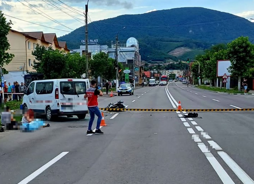 (Foto) Brașov. Tragedie pe DN1, la Codlea: un tânăr de 20 de ani a murit, iar fratele său geamăn a fost rănit 2 (Foto) Brașov. Tragedie pe DN1, la Codlea: un tânăr de 20 de ani a murit, iar fratele său geamăn a fost rănit 2