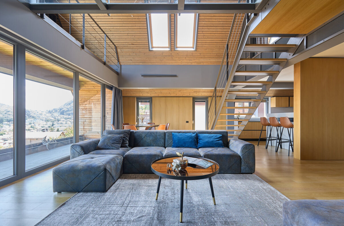 (Foto) Bijuterie arhitecturală la Brașov: apartament pe două etaje, cu pasarelă transparentă și vedere panoramică asupra orașului 3 (Foto) Bijuterie arhitecturală la Brașov: apartament pe două etaje, cu pasarelă transparentă și vedere panoramică asupra orașului 3