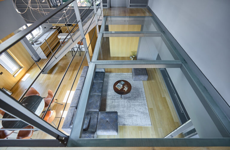 (Foto) Bijuterie arhitecturală la Brașov: apartament pe două etaje, cu pasarelă transparentă și vedere panoramică asupra orașului 2 (Foto) Bijuterie arhitecturală la Brașov: apartament pe două etaje, cu pasarelă transparentă și vedere panoramică asupra orașului 2