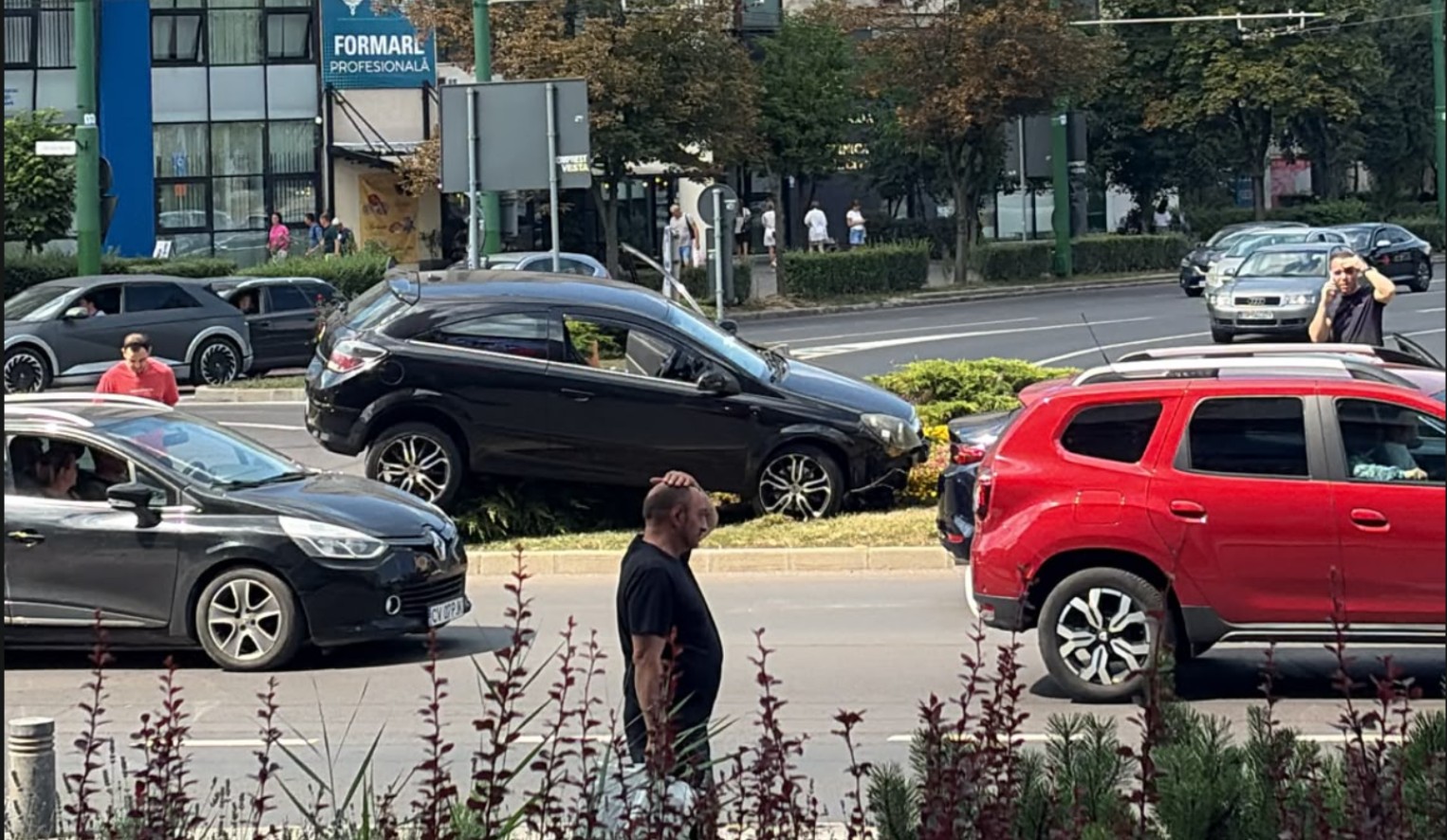 (Foto/Video) Două accidente în Brașov: o mașină a ajuns peste ghivecele din giratoriul de la Mall-ul AFI, alta în șanț pe Centura Ocolitoare 3 (Foto/Video) Două accidente în Brașov: o mașină a ajuns peste ghivecele din giratoriul de la Mall-ul AFI, alta în șanț pe Centura Ocolitoare 3