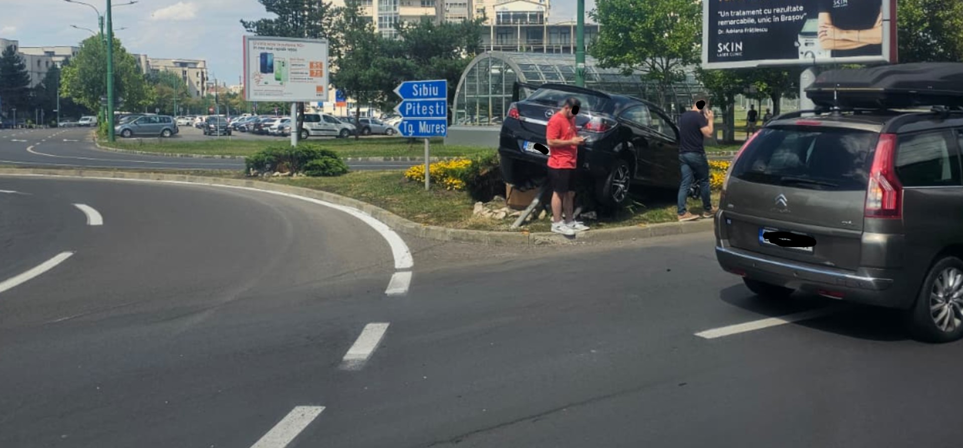 (Foto/Video) Două accidente în Brașov: o mașină a ajuns peste ghivecele din giratoriul de la Mall-ul AFI, alta în șanț pe Centura Ocolitoare 2 (Foto/Video) Două accidente în Brașov: o mașină a ajuns peste ghivecele din giratoriul de la Mall-ul AFI, alta în șanț pe Centura Ocolitoare 2