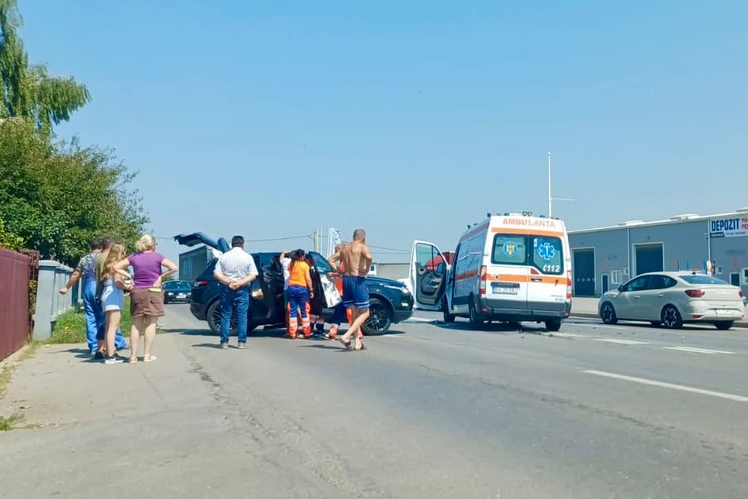 (Foto) Brașov. 5 răniți, ambulanță lovită în trafic. Toate victimele au fost transportate la spital 2 (Foto) Brașov. 5 răniți, ambulanță lovită în trafic. Toate victimele au fost transportate la spital 2