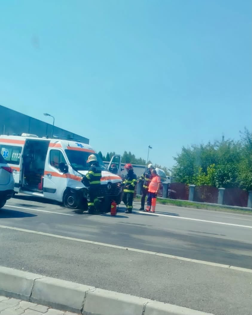 (Foto) Brașov. 5 răniți, ambulanță lovită în trafic. Toate victimele au fost transportate la spital 1 (Foto) Brașov. 5 răniți, ambulanță lovită în trafic. Toate victimele au fost transportate la spital 1