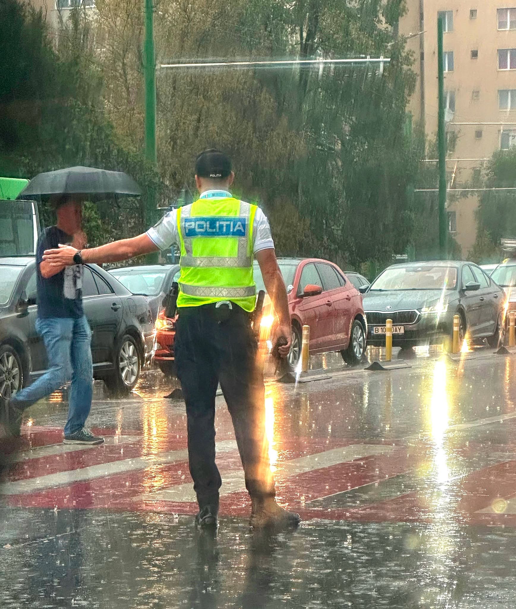 (Foto) Brașov. Polițist rămas la datorie în ploaia torențială. Mesajul colegilor: „Sorin, îți mulțumim!” 3 (Foto) Brașov. Polițist rămas la datorie în ploaia torențială. Mesajul colegilor: „Sorin, îți mulțumim!” 3