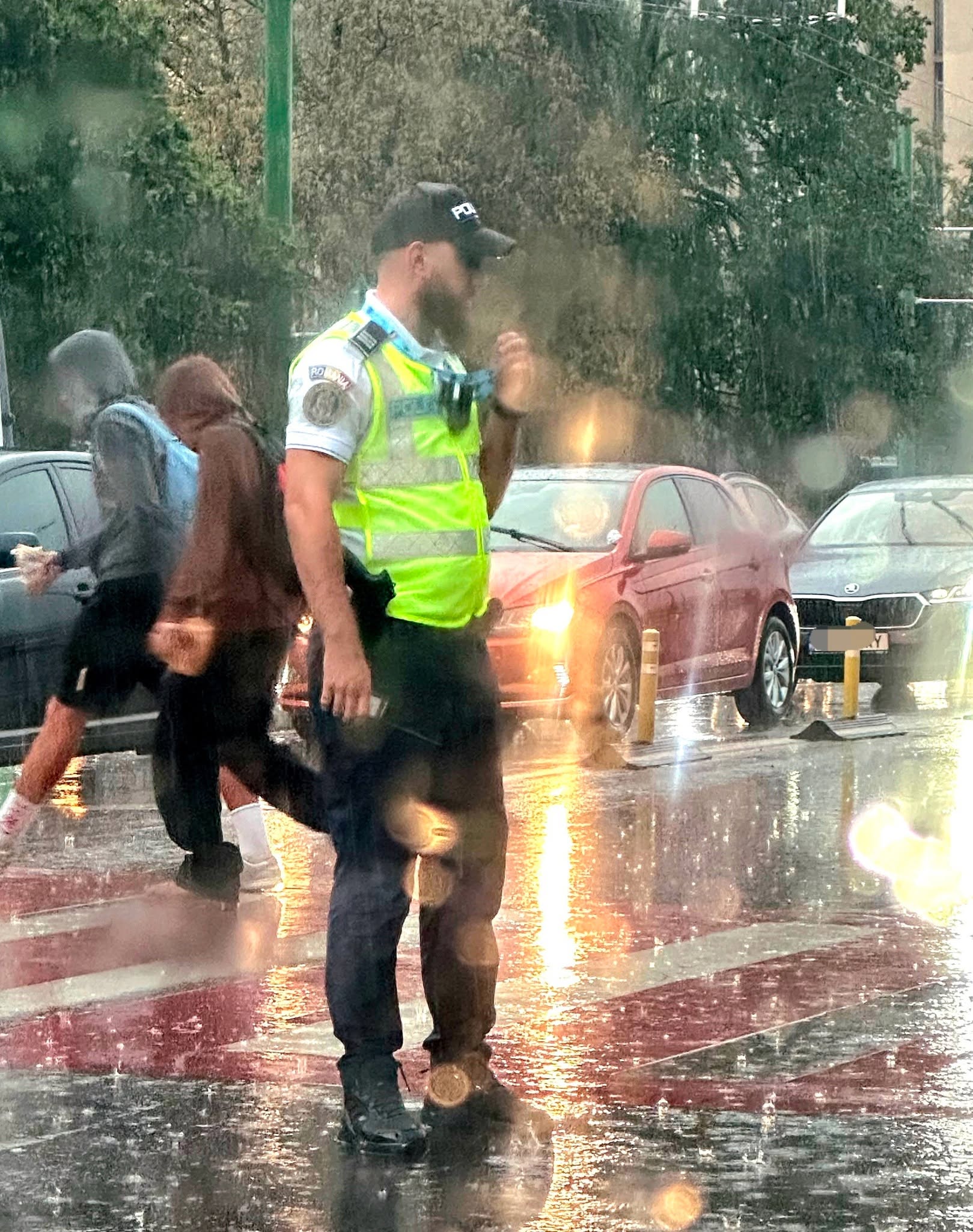(Foto) Brașov. Polițist rămas la datorie în ploaia torențială. Mesajul colegilor: „Sorin, îți mulțumim!” 2 (Foto) Brașov. Polițist rămas la datorie în ploaia torențială. Mesajul colegilor: „Sorin, îți mulțumim!” 2