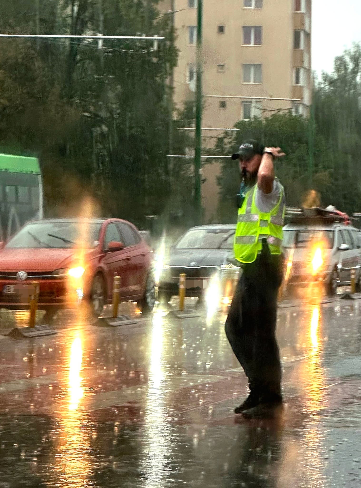 (Foto) Brașov. Polițist rămas la datorie în ploaia torențială. Mesajul colegilor: „Sorin, îți mulțumim!” 1 (Foto) Brașov. Polițist rămas la datorie în ploaia torențială. Mesajul colegilor: „Sorin, îți mulțumim!” 1