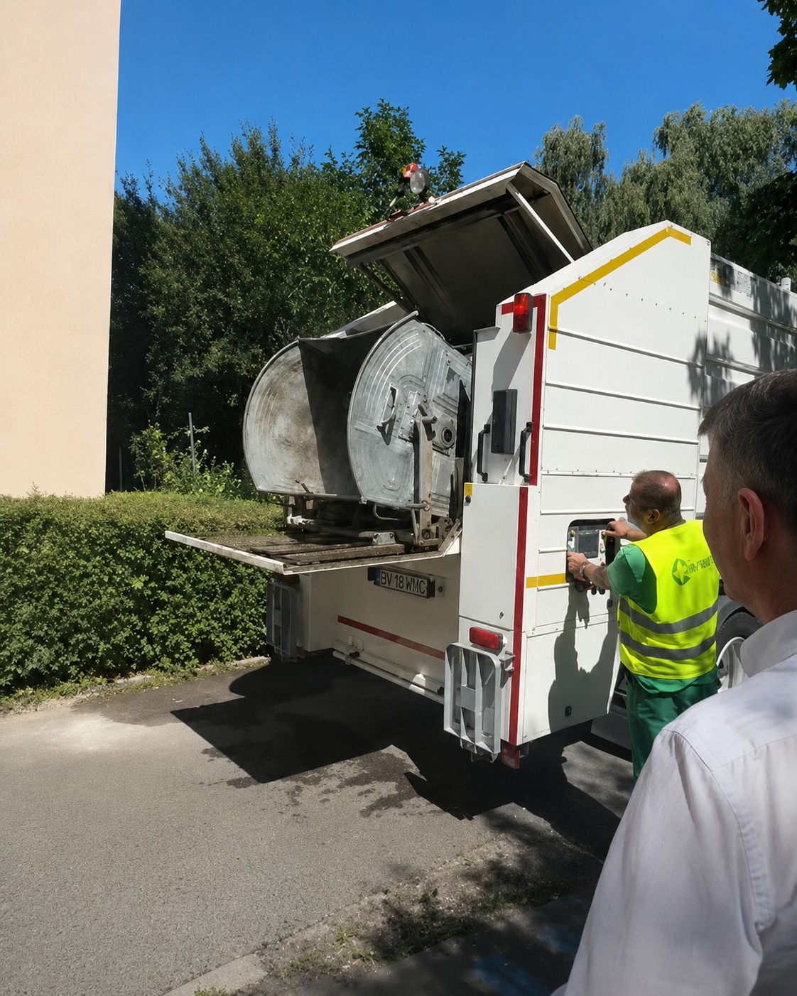 Comprest introduce o autospecială nouă pe străzile Brașovului. Mașina va spăla și igieniza pubelele 1 Comprest introduce o autospecială nouă pe străzile Brașovului. Mașina va spăla și igieniza pubelele 1