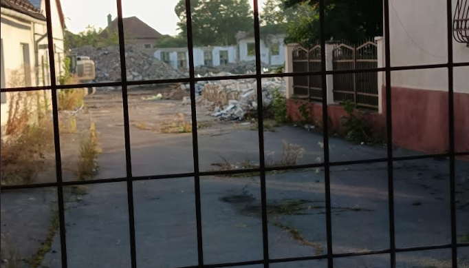 (Foto) Brașov. Fostele fabrici Tino și Tricotaje sunt demolate, în locul lor vin blocuri. Strada Avram Iancu se schimbă radical 4 (Foto) Brașov. Fostele fabrici Tino și Tricotaje sunt demolate, în locul lor vin blocuri. Strada Avram Iancu se schimbă radical 4
