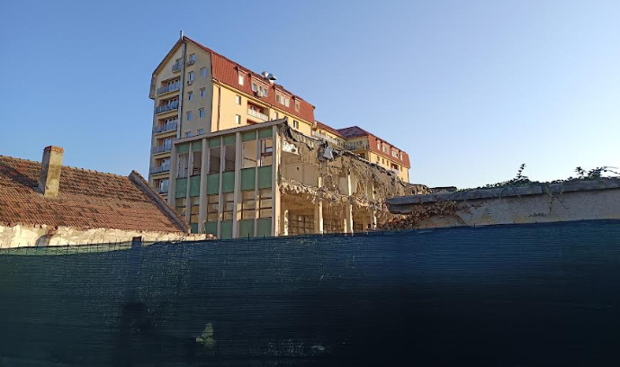 (Foto) Brașov. Fostele fabrici Tino și Tricotaje sunt demolate, în locul lor vin blocuri. Strada Avram Iancu se schimbă radical 2 (Foto) Brașov. Fostele fabrici Tino și Tricotaje sunt demolate, în locul lor vin blocuri. Strada Avram Iancu se schimbă radical 2