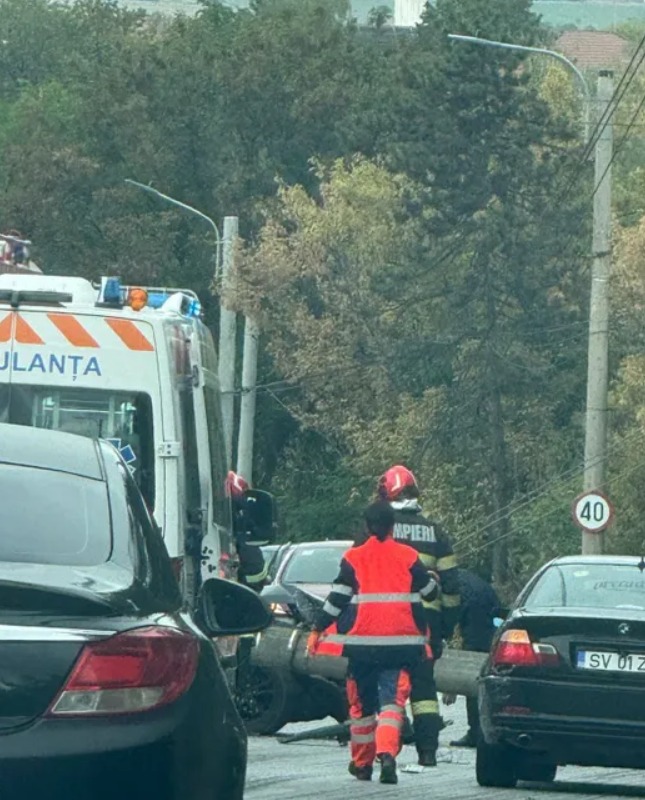 (Foto) Stâlp de electricitate prăbușit peste o mașină. O femeie de 46 de ani a ajuns la spital 3 (Foto) Stâlp de electricitate prăbușit peste o mașină. O femeie de 46 de ani a ajuns la spital 3