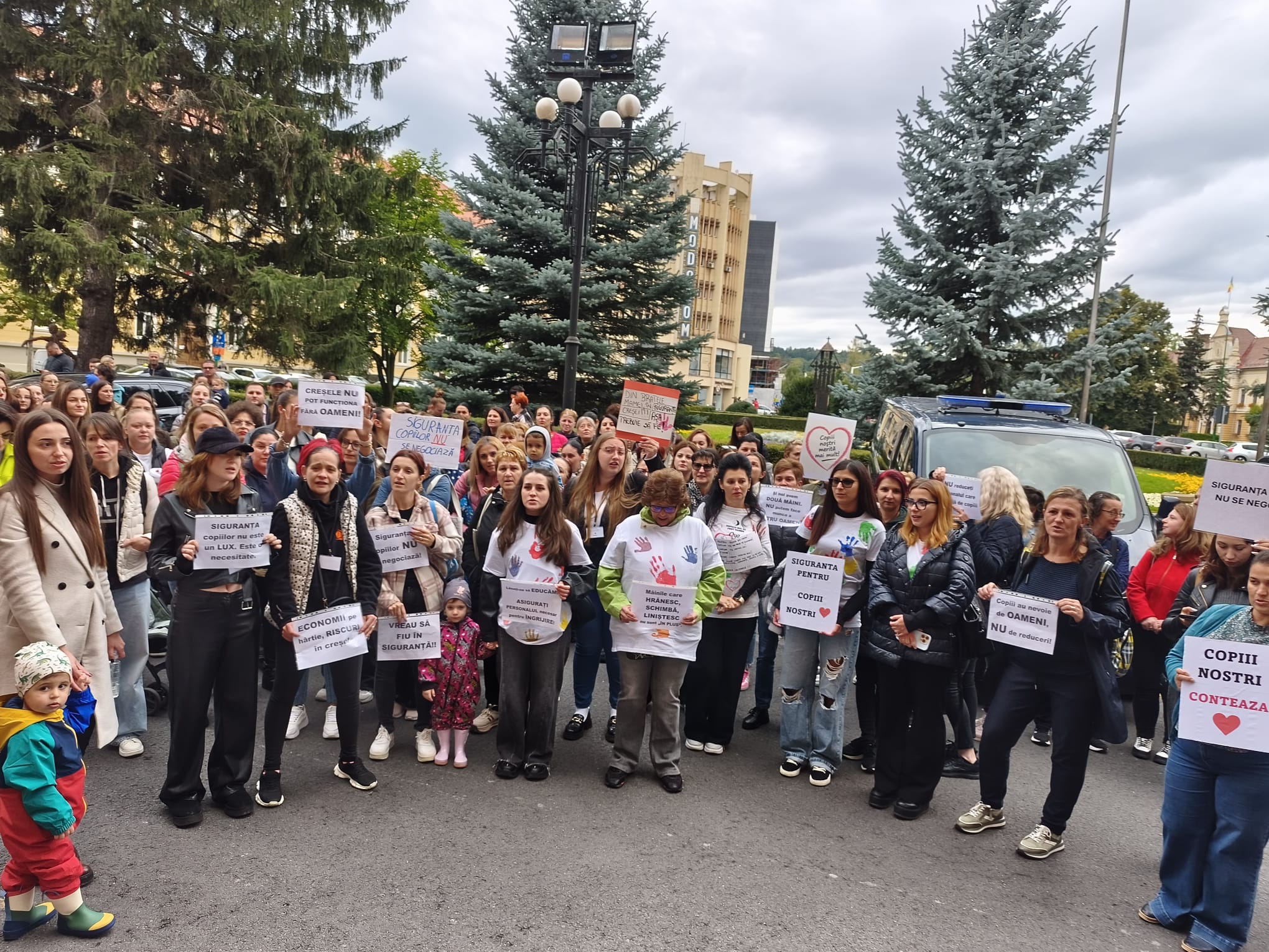 (Video) Scandalul din creșele Brașovului. Peste 100 de părinți au protestat la Prefectur 1 (Video) Scandalul din creșele Brașovului. Peste 100 de părinți au protestat la Prefectur 1