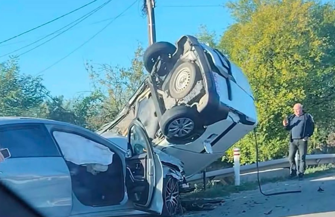 (Foto) O depășire riscantă s-a încheiat cu moartea unui bărbat de 35 de ani pe DN67. „100 de metri s-a dus” 5 (Foto) O depășire riscantă s-a încheiat cu moartea unui bărbat de 35 de ani pe DN67. „100 de metri s-a dus” 5