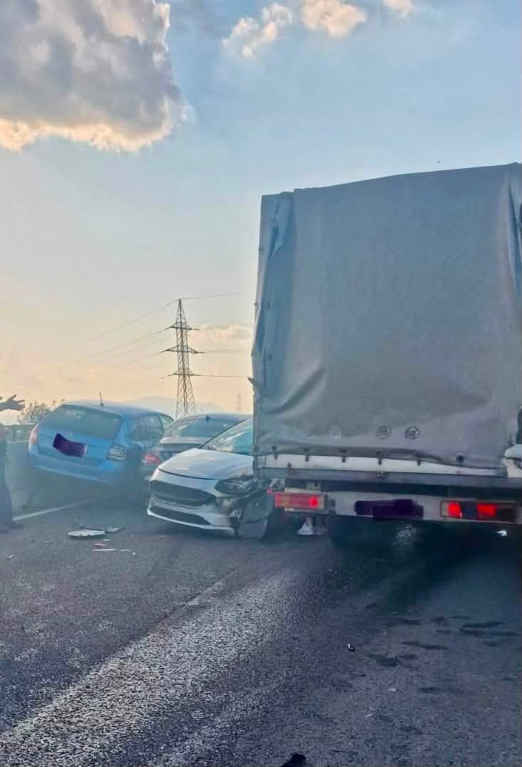 Patru mașini, implicate într-un accident pe centura Brașovului. O persoană a fost rănită, iar sensul spre Sibiu a fost blocat 3 Patru mașini, implicate într-un accident pe centura Brașovului. O persoană a fost rănită, iar sensul spre Sibiu a fost blocat 3