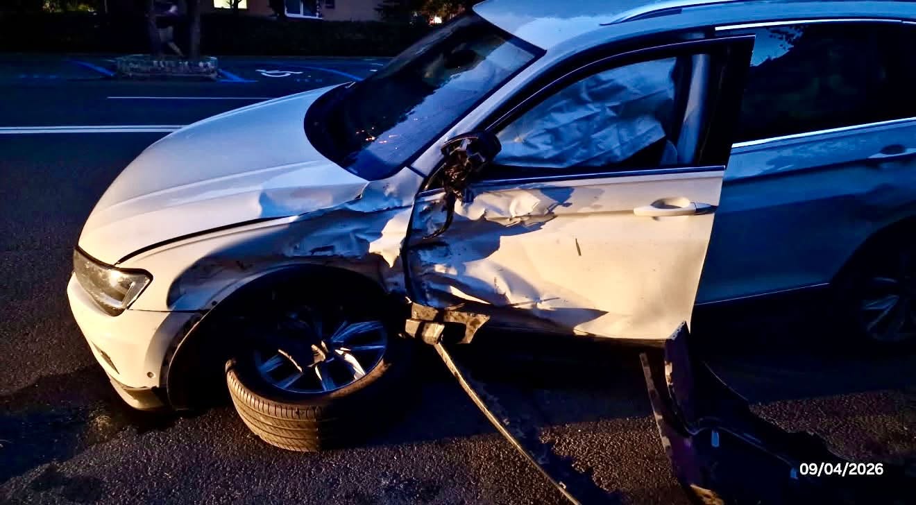 Accident pe Valea Cetății: două persoane rănite după ce o mașină a fost proiectată într-un stâlp 2 Accident pe Valea Cetății: două persoane rănite după ce o mașină a fost proiectată într-un stâlp 2