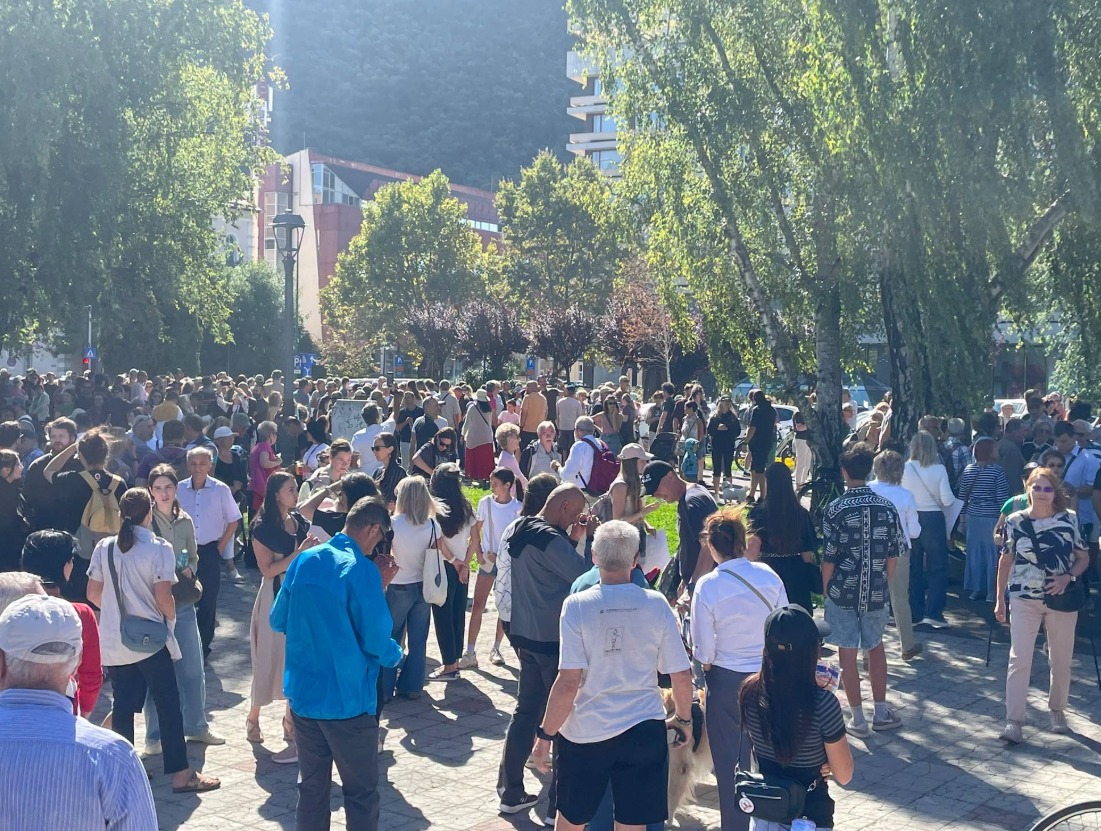 (Video) Peste 1.000 de brașoveni au ieșit să apere Parcul Central: „Vrem parc, nu parcare” 2 (Video) Peste 1.000 de brașoveni au ieșit să apere Parcul Central: „Vrem parc, nu parcare” 2