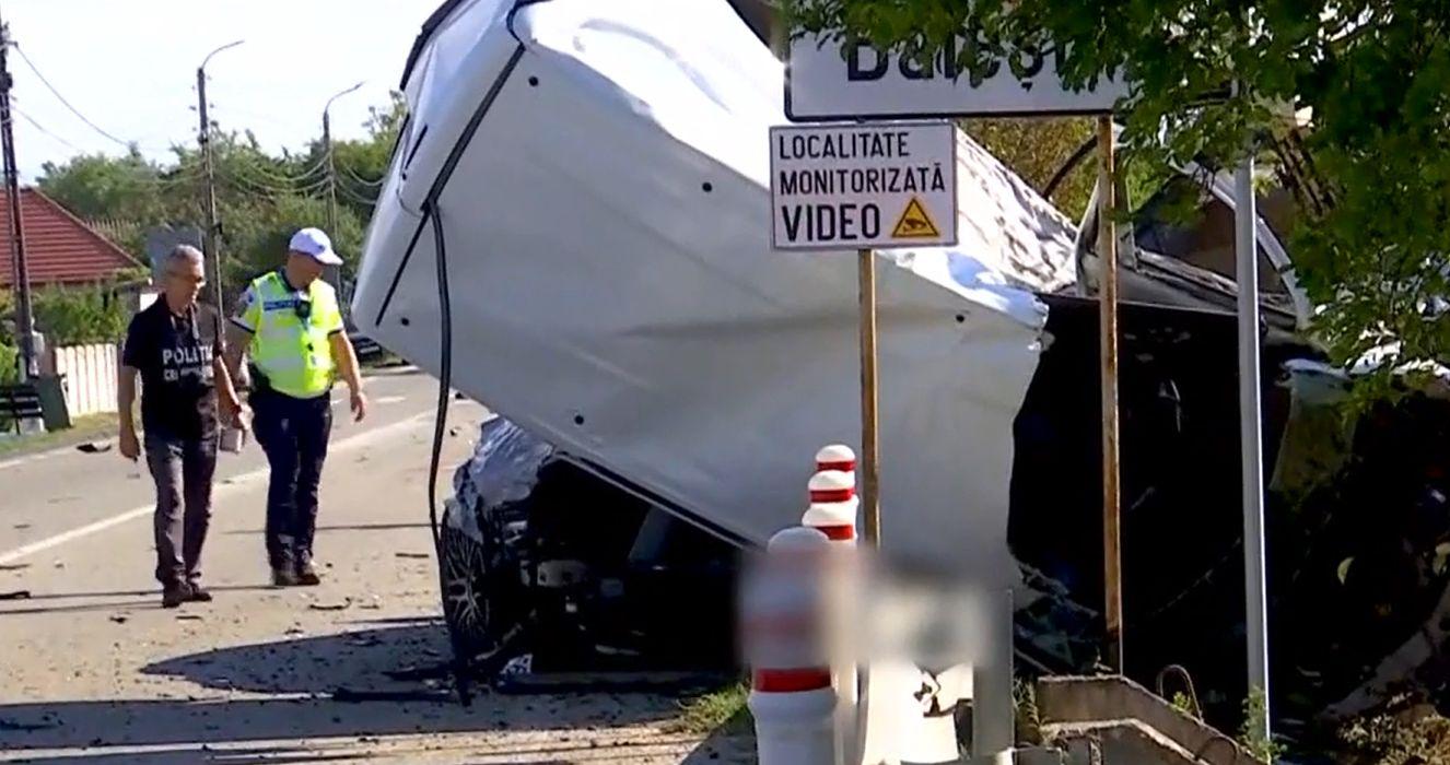 (Foto) O depășire riscantă s-a încheiat cu moartea unui bărbat de 35 de ani pe DN67. „100 de metri s-a dus” 4 (Foto) O depășire riscantă s-a încheiat cu moartea unui bărbat de 35 de ani pe DN67. „100 de metri s-a dus” 4