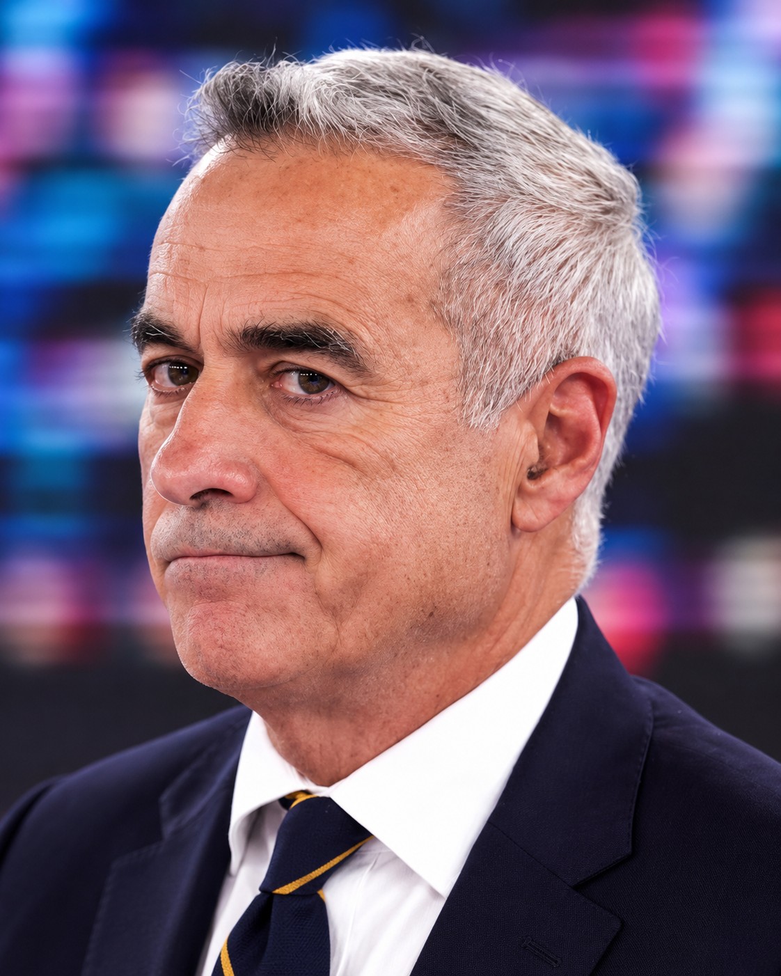 Percheziții la Călin Georgescu. Ce caută cei de la DIICOT. A fost oprit în trafic și dus la locuința sa pentru percheziții 1 Percheziții la Călin Georgescu. Ce caută cei de la DIICOT. A fost oprit în trafic și dus la locuința sa pentru percheziții 1