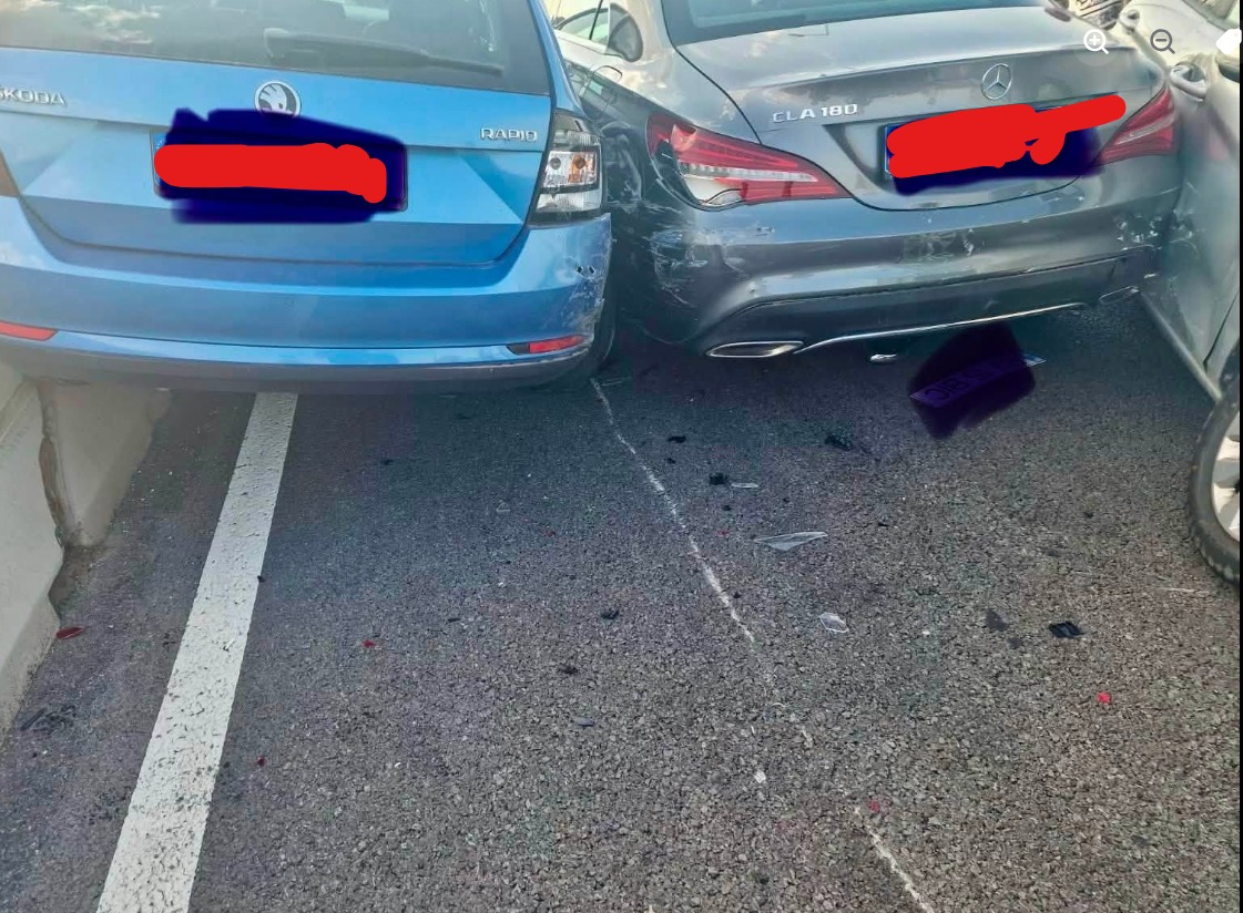 Patru mașini, implicate într-un accident pe centura Brașovului. O persoană a fost rănită, iar sensul spre Sibiu a fost blocat 1 Patru mașini, implicate într-un accident pe centura Brașovului. O persoană a fost rănită, iar sensul spre Sibiu a fost blocat 1