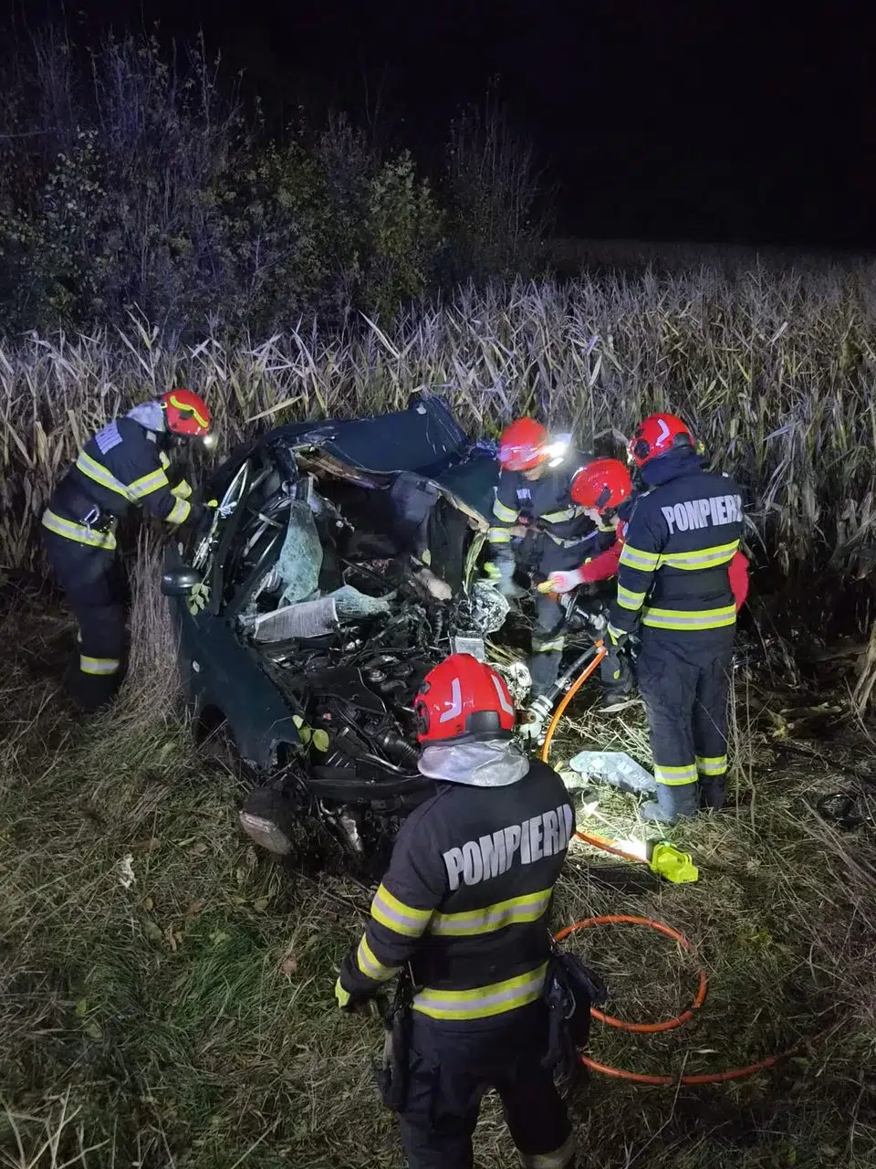 (Foto/Video) Doi șoferi au murit într-un accident grav, joi dimineață: autoutilitara cu piese auto a luat foc, un pasager de 40 de ani a ajuns la spital 1 (Foto/Video) Doi șoferi au murit într-un accident grav, joi dimineață: autoutilitara cu piese auto a luat foc, un pasager de 40 de ani a ajuns la spital 1
