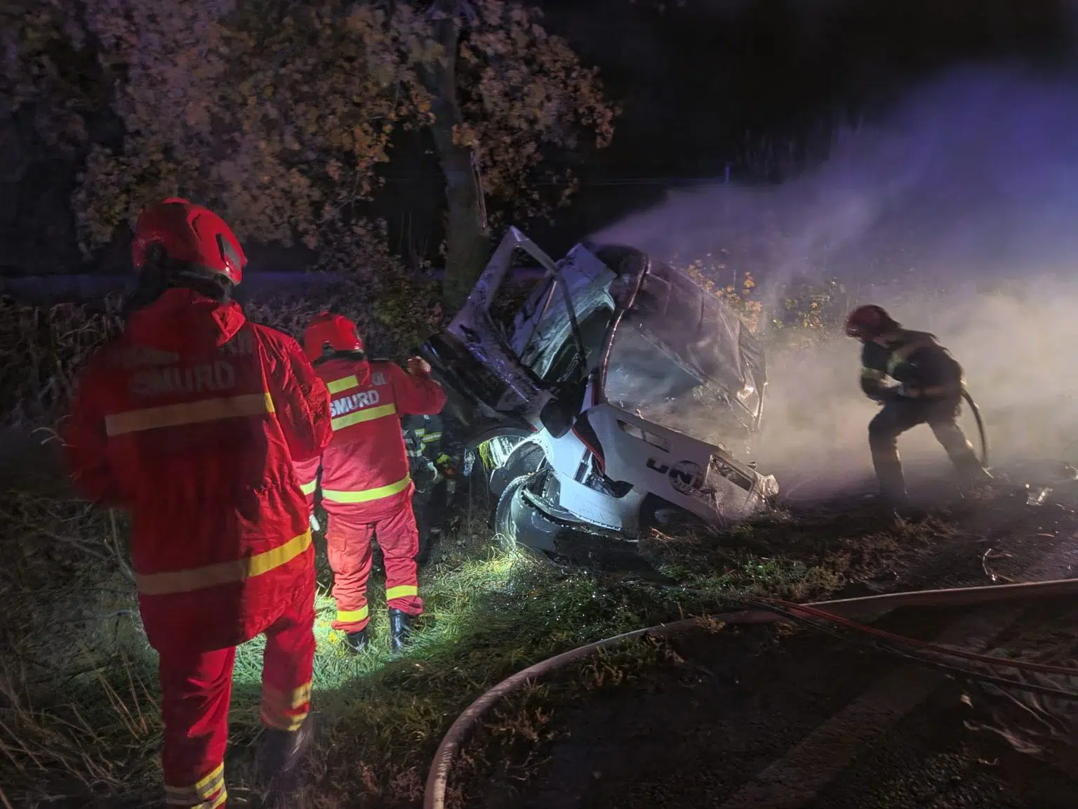 (Foto/Video) Doi șoferi au murit într-un accident grav, joi dimineață: autoutilitara cu piese auto a luat foc, un pasager de 40 de ani a ajuns la spital 2 (Foto/Video) Doi șoferi au murit într-un accident grav, joi dimineață: autoutilitara cu piese auto a luat foc, un pasager de 40 de ani a ajuns la spital 2