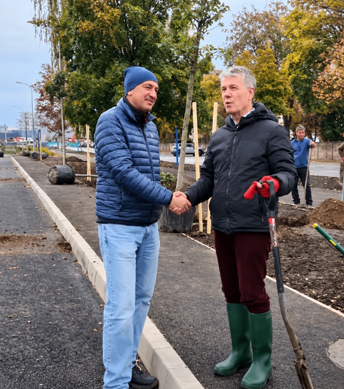 (Video) Scripcaru și un fostul consilier USR Nelu Corbu au plantat un stejar în Tractorul Nou. „Copacii n-au culoare politică” 1 (Video) Scripcaru și un fostul consilier USR Nelu Corbu au plantat un stejar în Tractorul Nou. „Copacii n-au culoare politică” 1