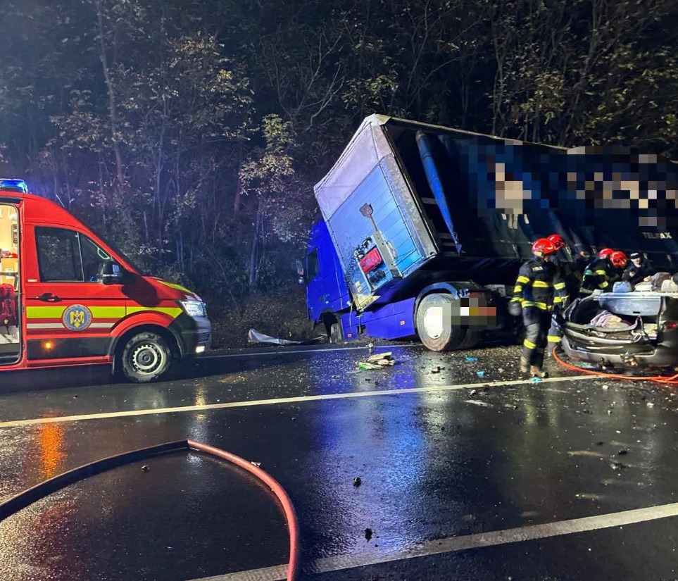 (Foto/Video) Accident mortal pe DN13 Brașov–Sighișoara: un om a murit, altul a rămas încarcerat, traficul a fost blocat 3 (Foto/Video) Accident mortal pe DN13 Brașov–Sighișoara: un om a murit, altul a rămas încarcerat, traficul a fost blocat 3