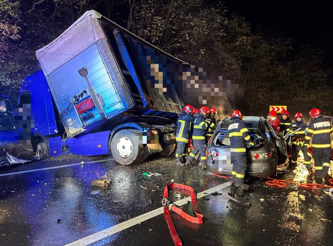 (Foto/Video) Accident mortal pe DN13 Brașov–Sighișoara: un om a murit, altul a rămas încarcerat, traficul a fost blocat 2 (Foto/Video) Accident mortal pe DN13 Brașov–Sighișoara: un om a murit, altul a rămas încarcerat, traficul a fost blocat 2