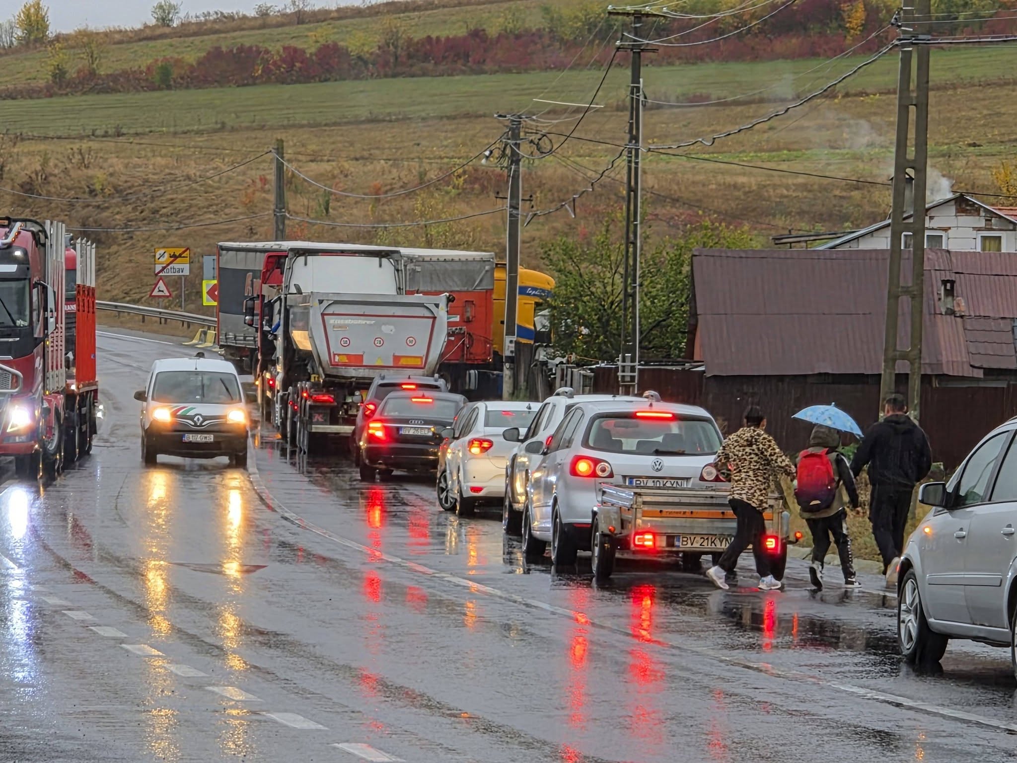 (Foto) Brașov. Accident grav pe DN 13: un copil și doi adulți răniți după impactul frontal cu un TIR 4 (Foto) Brașov. Accident grav pe DN 13: un copil și doi adulți răniți după impactul frontal cu un TIR 4