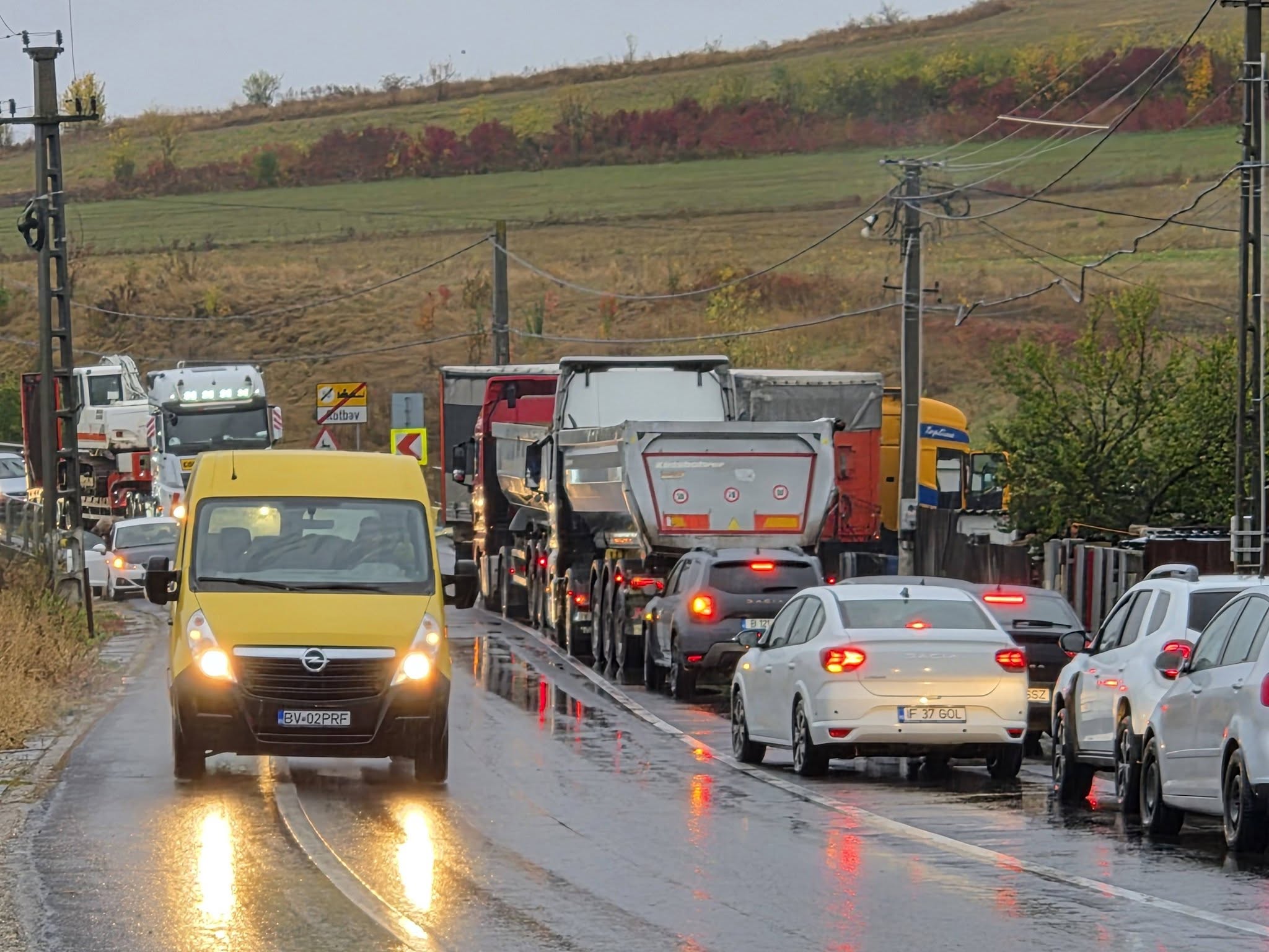 (Foto) Brașov. Accident grav pe DN 13: un copil și doi adulți răniți după impactul frontal cu un TIR 3 (Foto) Brașov. Accident grav pe DN 13: un copil și doi adulți răniți după impactul frontal cu un TIR 3