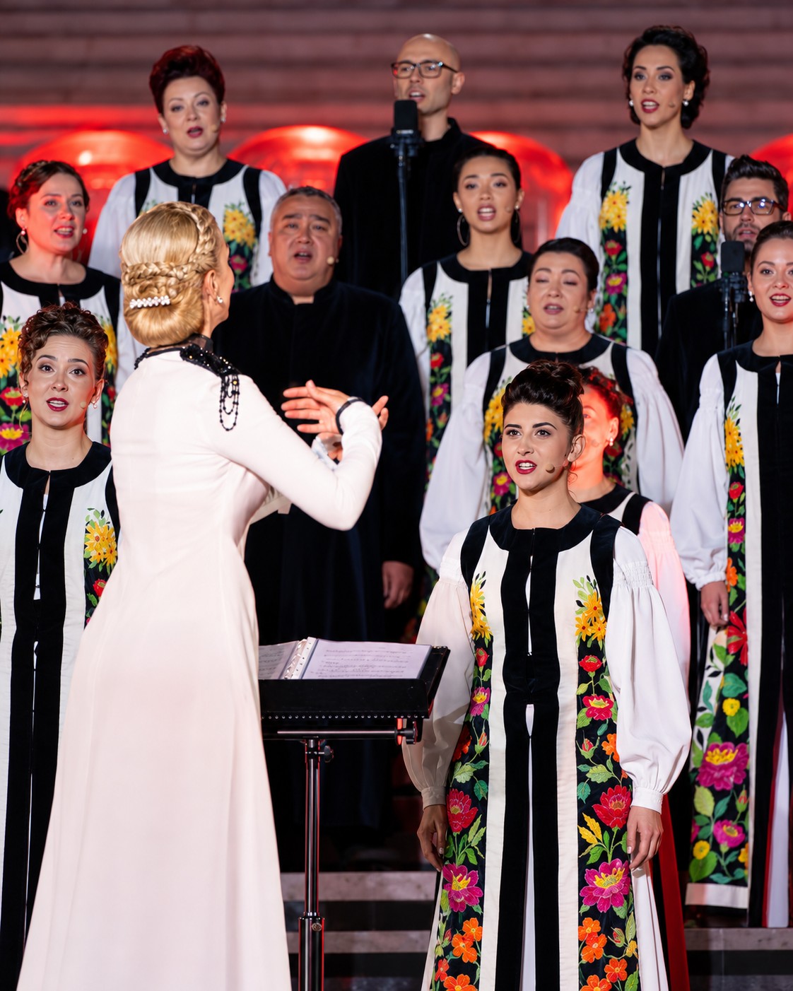 (Video) Madrigal aduce la Brașov „două concerte într-un singur spectacol”. Colinde românești și internaționale 1 (Video) Madrigal aduce la Brașov „două concerte într-un singur spectacol”. Colinde românești și internaționale 1