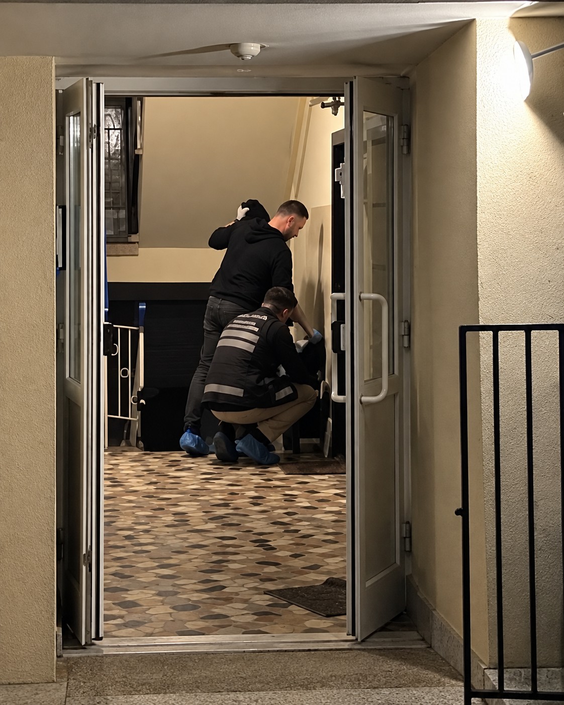 (Video) Atac grav într-o familie cunoscută cu toporul: o tânără de 22 de ani și bunicul ei, în stare critică. Mama fetei a fost audiată. Aida a ieșit din bloc să ceară ajutor, apoi s-a prăbușit. 1 (Video) Atac grav într-o familie cunoscută cu toporul: o tânără de 22 de ani și bunicul ei, în stare critică. Mama fetei a fost audiată. Aida a ieșit din bloc să ceară ajutor, apoi s-a prăbușit. 1