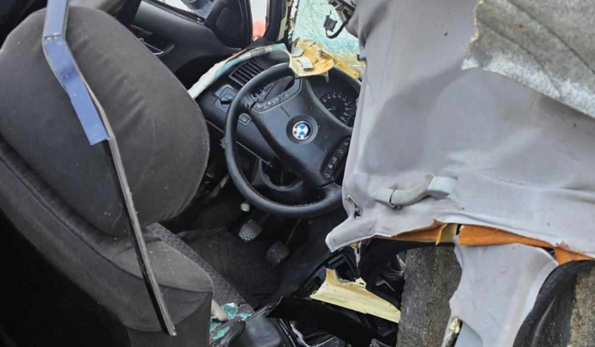 (Foto) Un BMW s-a rupt în două după impactul cu un stâlp. Șoferul de 25 de ani a murit, prins între fiarele mașinii 5 (Foto) Un BMW s-a rupt în două după impactul cu un stâlp. Șoferul de 25 de ani a murit, prins între fiarele mașinii 5