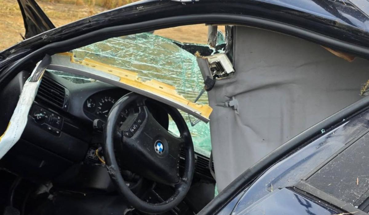 (Foto) Un BMW s-a rupt în două după impactul cu un stâlp. Șoferul de 25 de ani a murit, prins între fiarele mașinii 4 (Foto) Un BMW s-a rupt în două după impactul cu un stâlp. Șoferul de 25 de ani a murit, prins între fiarele mașinii 4